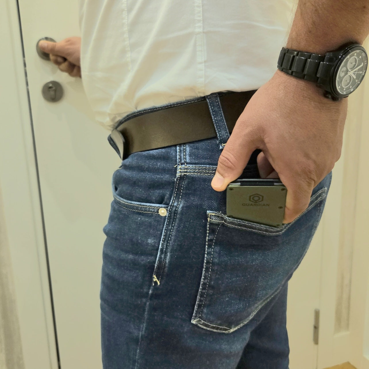 Cartera minimalista Guardian verde en bolsillo delantero sin abultar la ropa