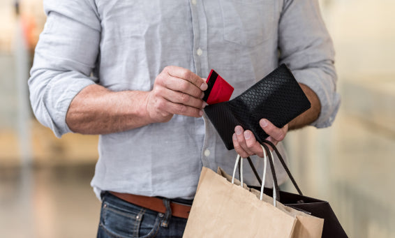 Cartera slim para hombre: qué es y por qué marca la diferencia