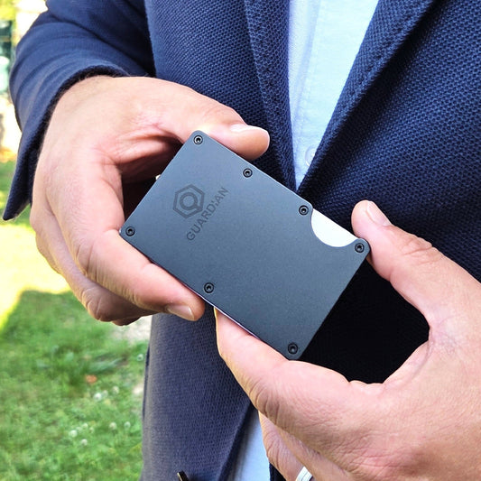 Regalos para hombres difíciles · por qué una cartera minimalista es el acierto seguro