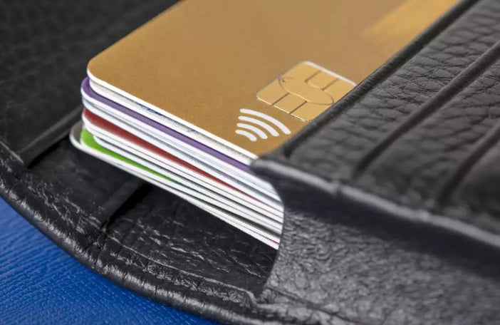 Cartera metálica o de cuero: cuál es mejor para un hombre moderno