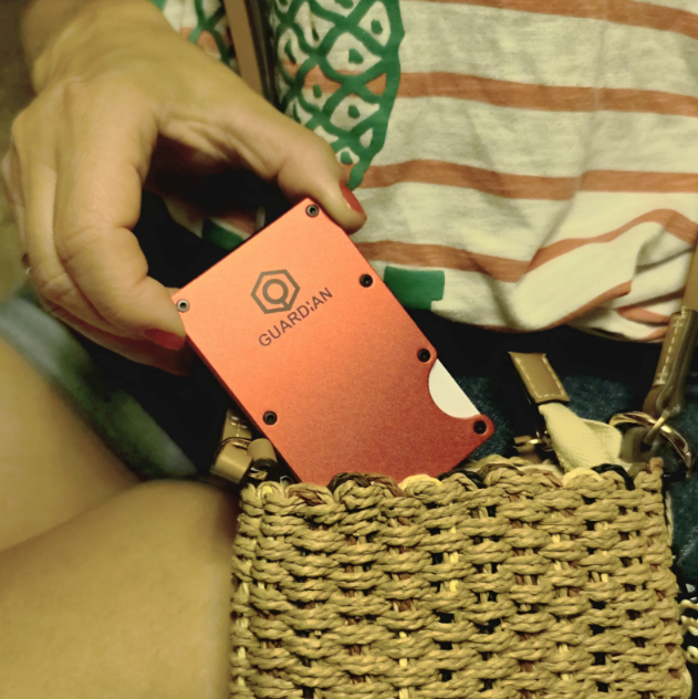 Chica joven con cartera guardian fucsia en el bolso