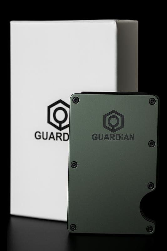 Tarjetero Guardian verde militar de aluminio resistente y diseño compacto
