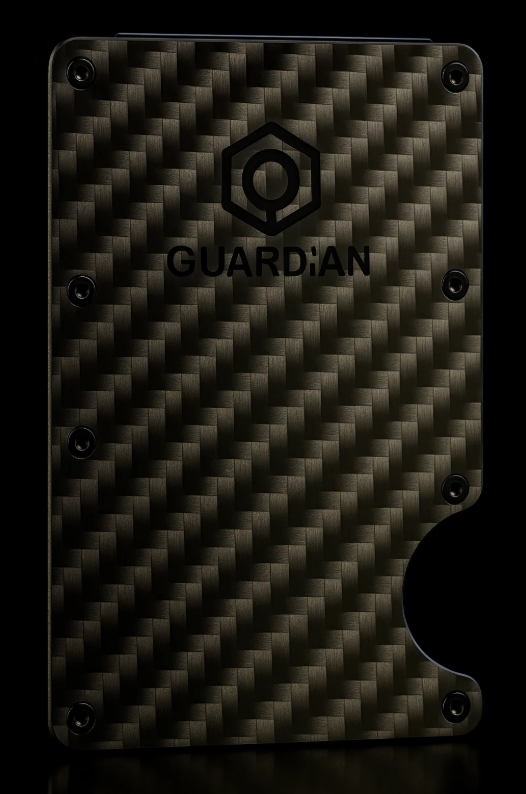 Tarjetero metálico Guardian acabado en fibra de carbono ligera